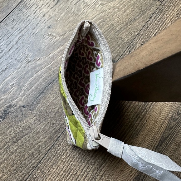 NWOT Vera Bradley Zip Coin Pouch - Portobello Road
*Retired* - Picture 3 of 4